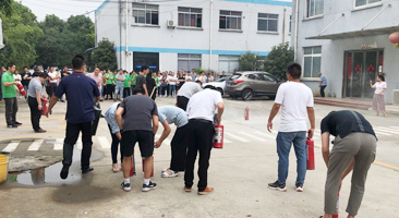 安全生產(chǎn)，消防結合，預防為主。--雙德譽進行消防演練