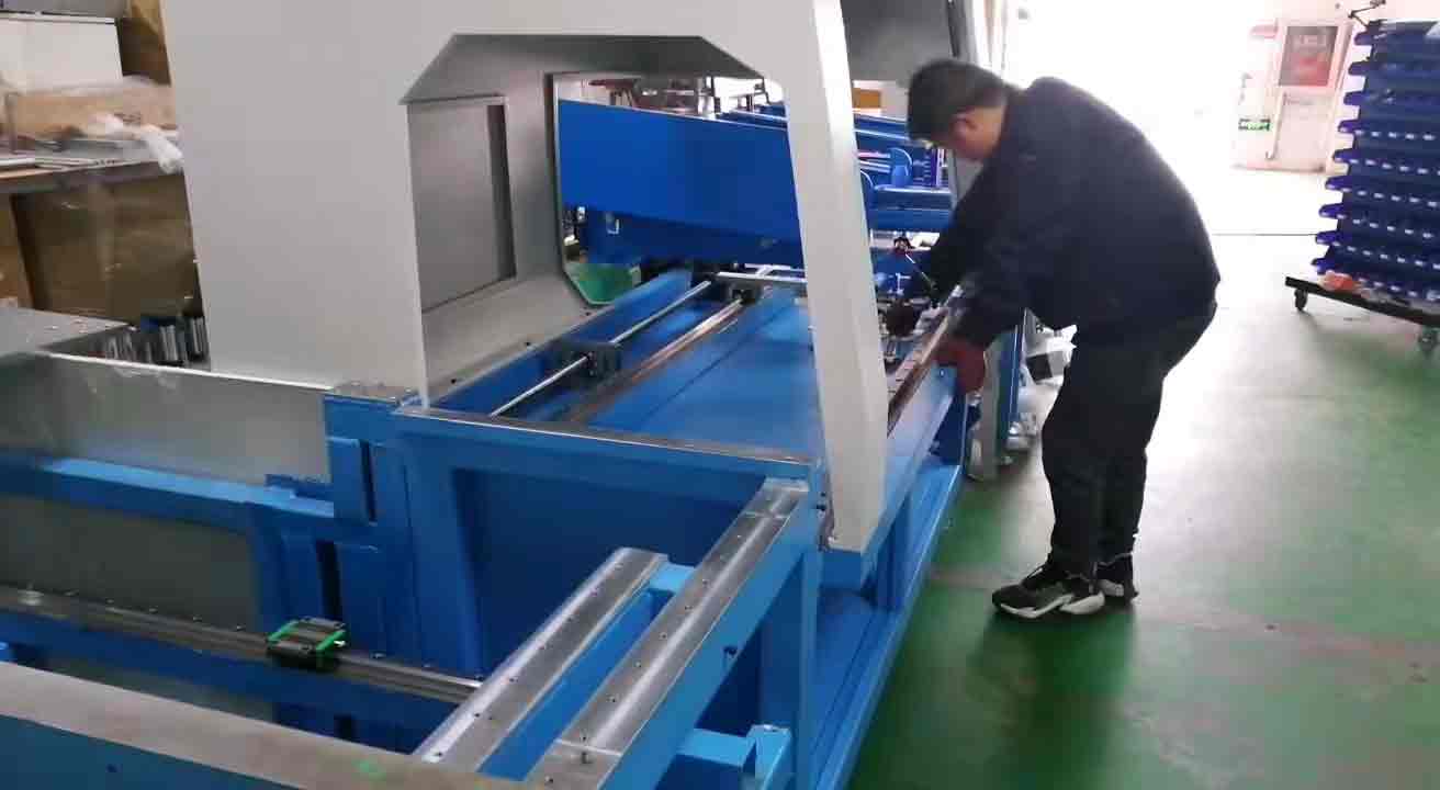 鋁型材切割機廠家雙德譽庫存又告急，車間伙伴認(rèn)真的樣子